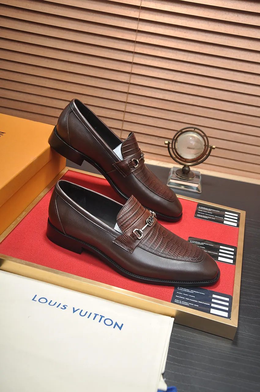 Men's men's shoes 💰540💶 [LV] (original single cowhide lining) 🍀LV's latest genuine leather business suit shoes are launched simultaneously on the official website. The first-layer cowhide imported from Italy is made of heavy gold, 💥official website 1:1 rubber outsole. Versatile to wear, high-end without losing class, and the color combination is extraordinary. This four-season style is alluring when worn on your feet, showing off your big-name flair. Standard code 38-45 (45 customized)